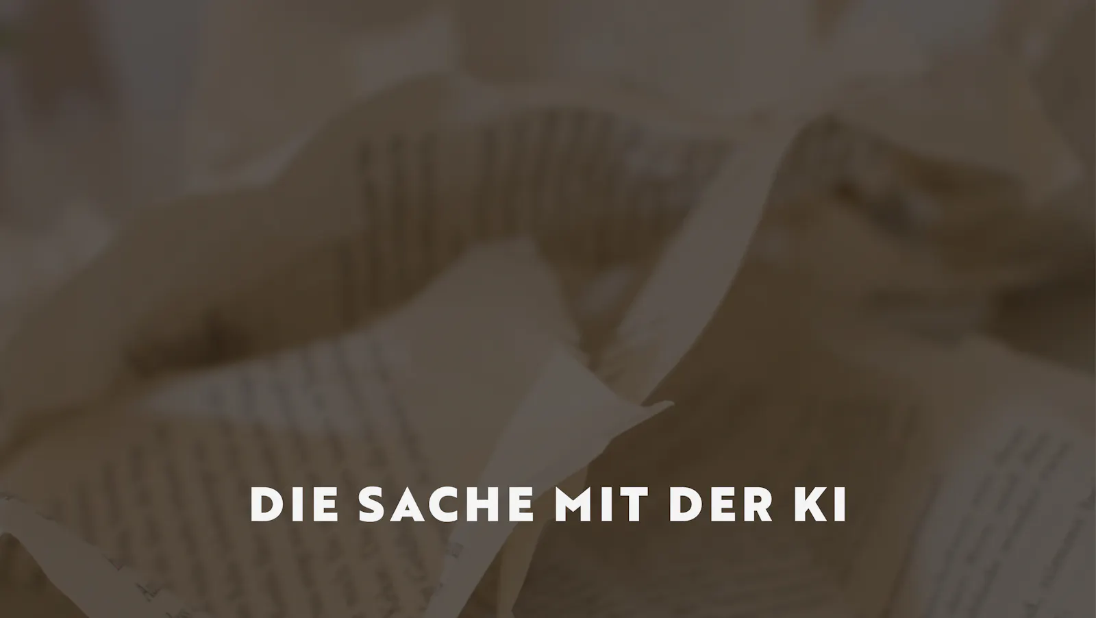 Im Hintergrund sieht man unscharf zerknüllte Buchseiten. Darauf positioniert die Überschrift: Die Sache mit der KI.