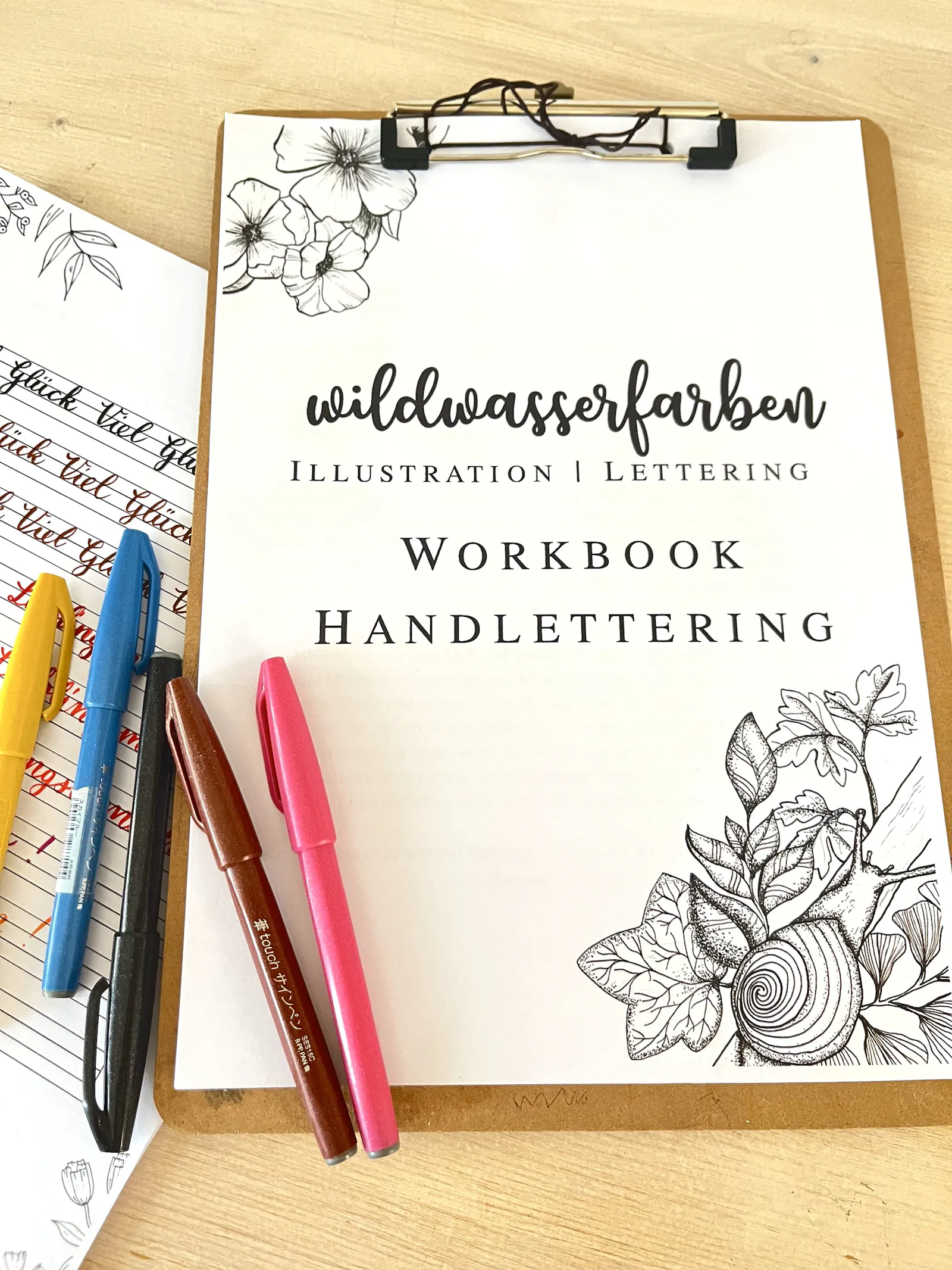 Titelbild vom Handlettering Workbook, Schwarz-weiß Seite mit bunten Brushpens