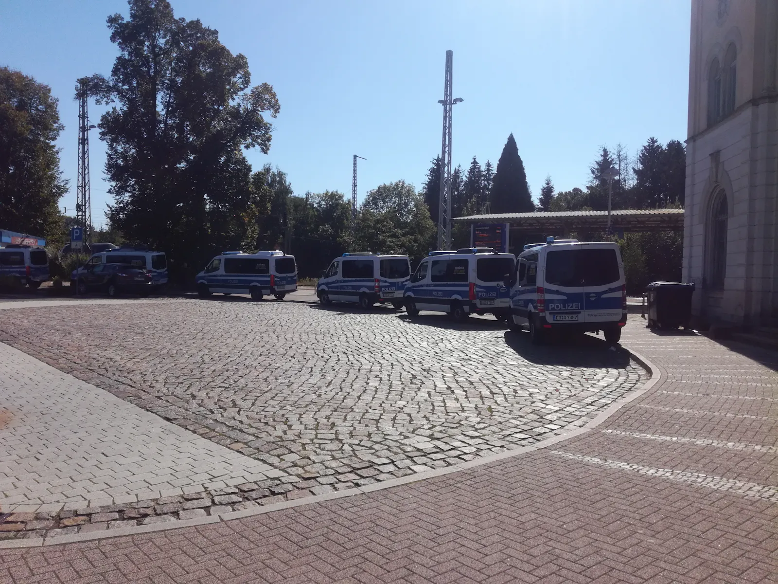 Polizeiautos am Bahnhof Döbeln beim CSD 2024