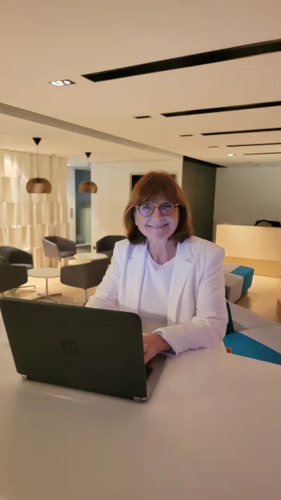 Iris Fohr sitzt am Laptop und arbeitet