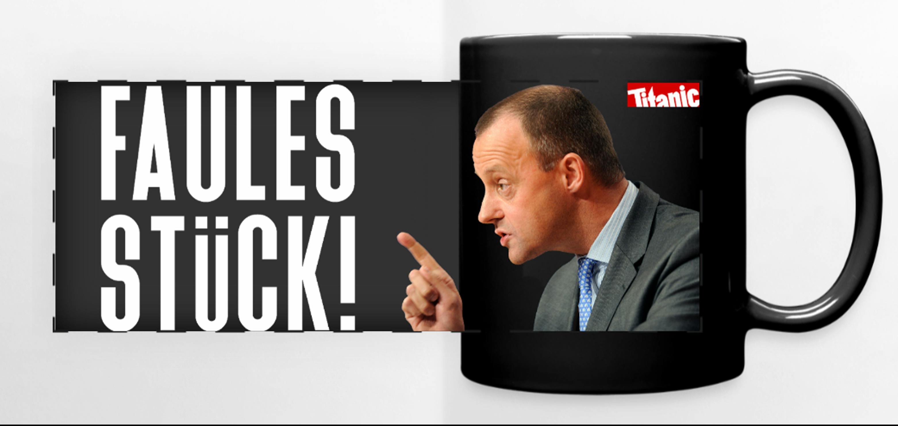 Schwarze Tasse. Friedrich Merz im Profil, der seinen Zeigefinder ausstreckt und gerade etwas sagt. Text neben dem Bild "Faules Stück". Rechts in der Ecke: TITANIC-Logo