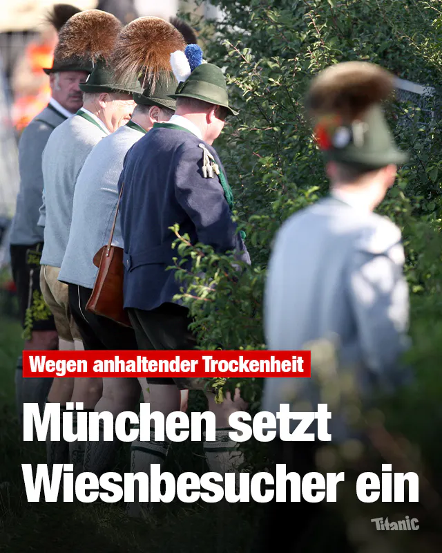 Fünf Männer in Trachten urinieren in eine Hecke, dazu der Text: "Wegen anhaltender Trockenheit: München setzt Wiesnbesucher ein".