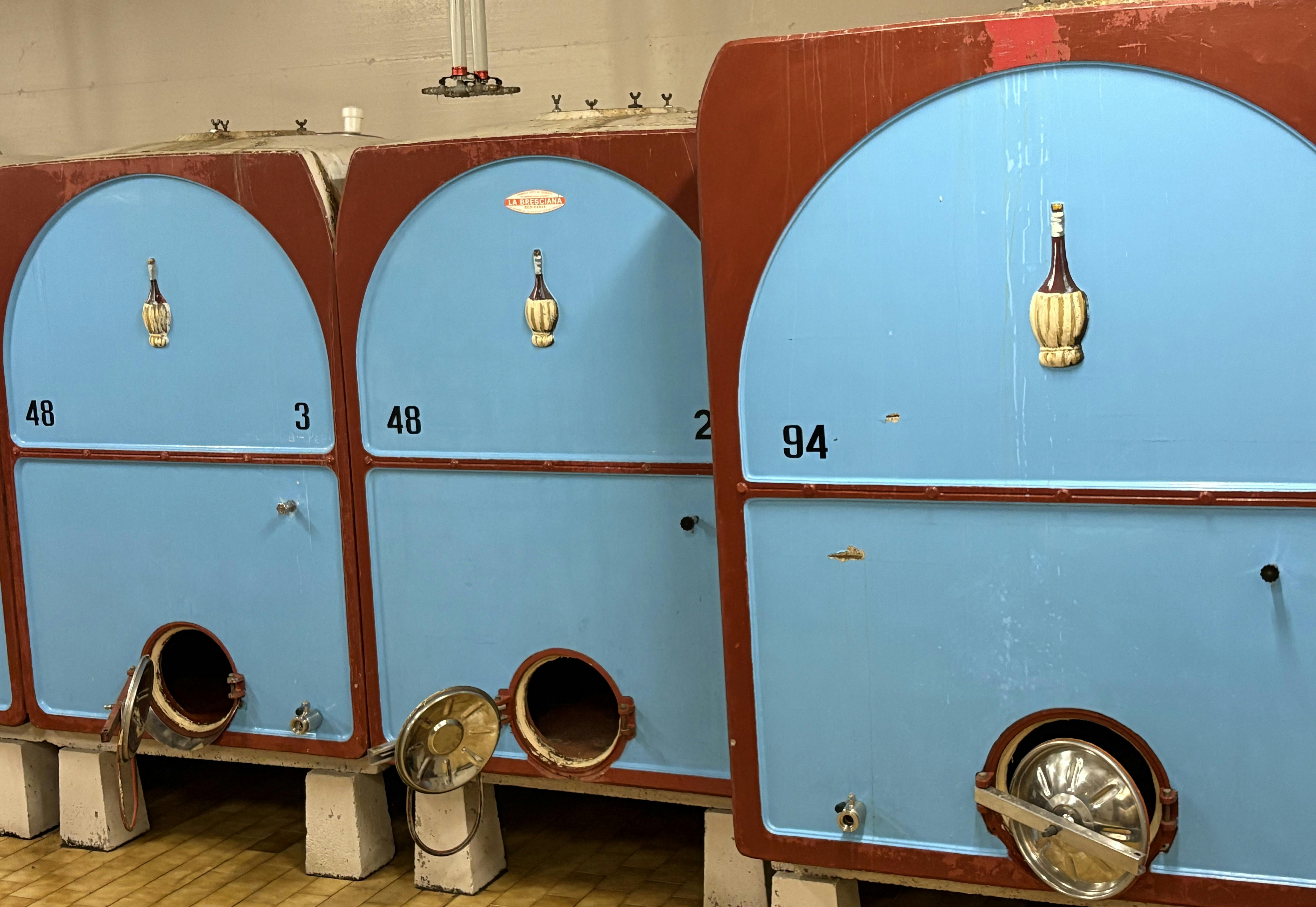 Drei Zementtanks zur Gärung von Wein