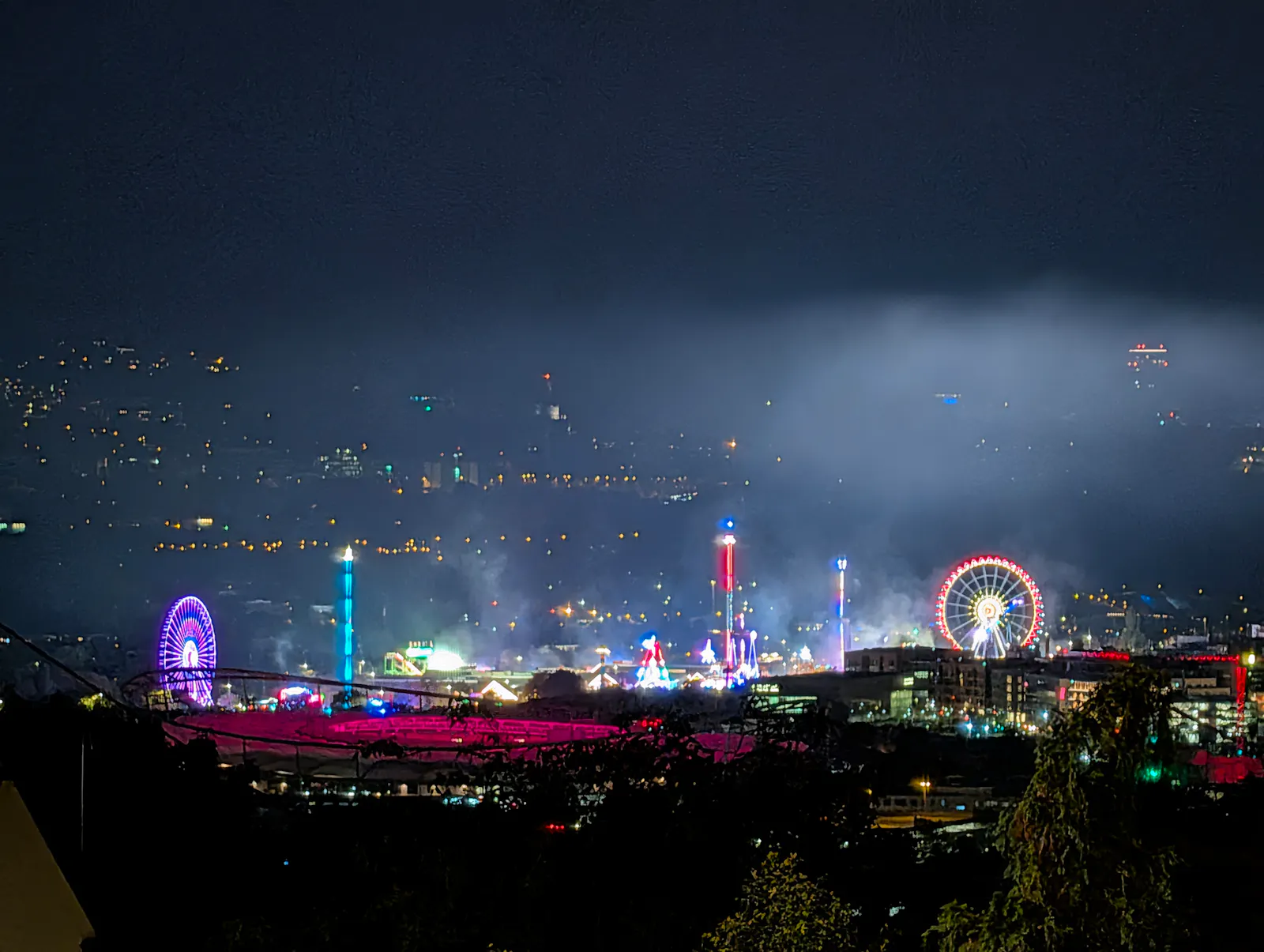Das Volksfest auf dem Cannstatter Wasen in Stuttgart von Stuttgart-Rotenberg aus gesehen. Foto: Jürgen Brand