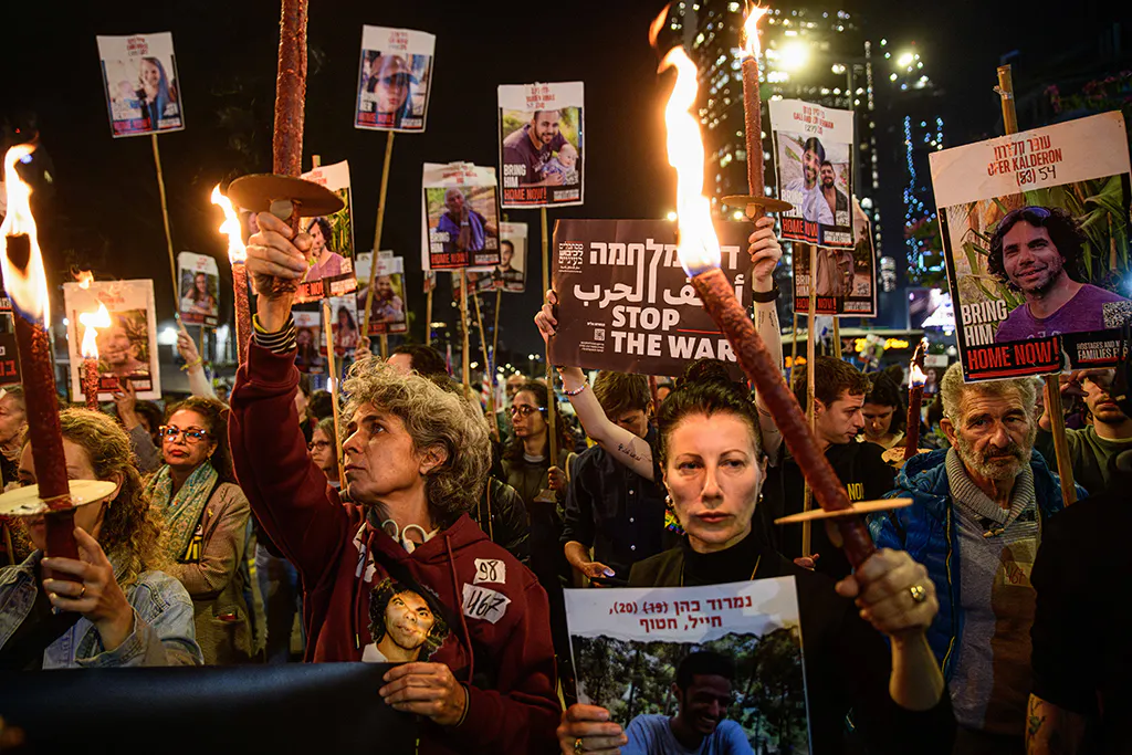 Kundgebung vor allem von Angehörigen der Geiseln in Tel Aviv.
