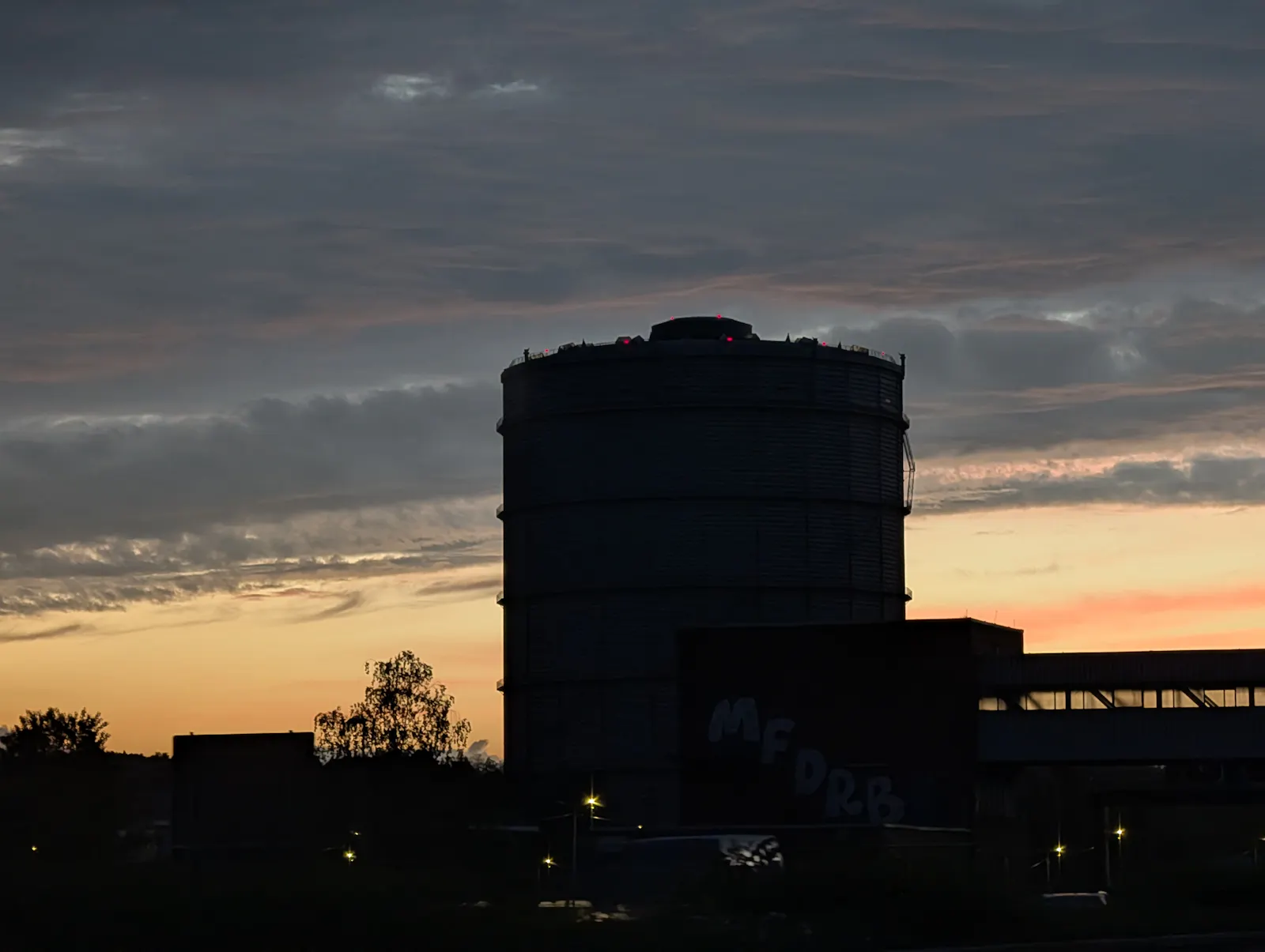 Farbenprächtiger Sonnenuntergang am Sonntagabend in Stuttgart-Ost. Foto: Jürgen Brand