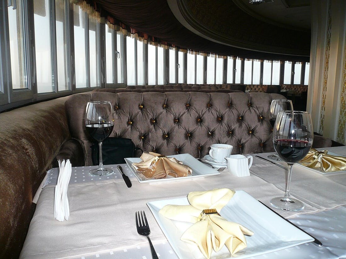 Das Drehrestaurant im asserbaidschanischen Baku (1996/2004) liegt im 62. Stock des Fernsehturms (Bild: Stanislav Kozlovskiy, CC BY SA 3.0)