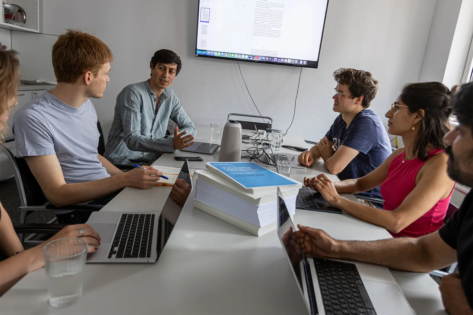 Das Team der Gesellschaft für Freiheitsrechte, das das AfD-Gutachten erstellt hat. Foto: Bernhard Leitner I Gesellschaft für Freiheitsrechte