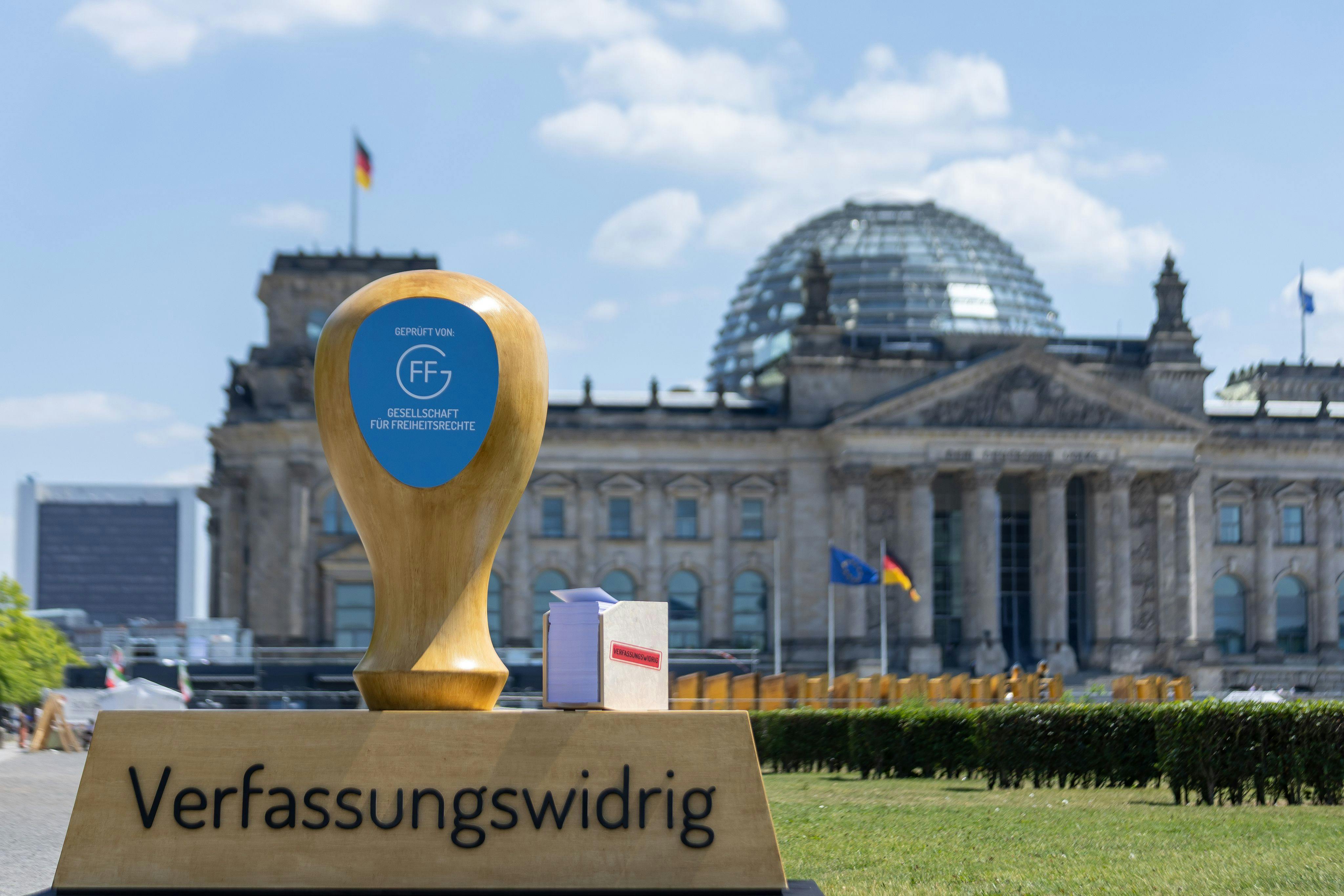 Ein großer Stempel mit "verfassungswidrig". Foto: Bernhard Leitner I Gesellschaft für Freiheitsrechte