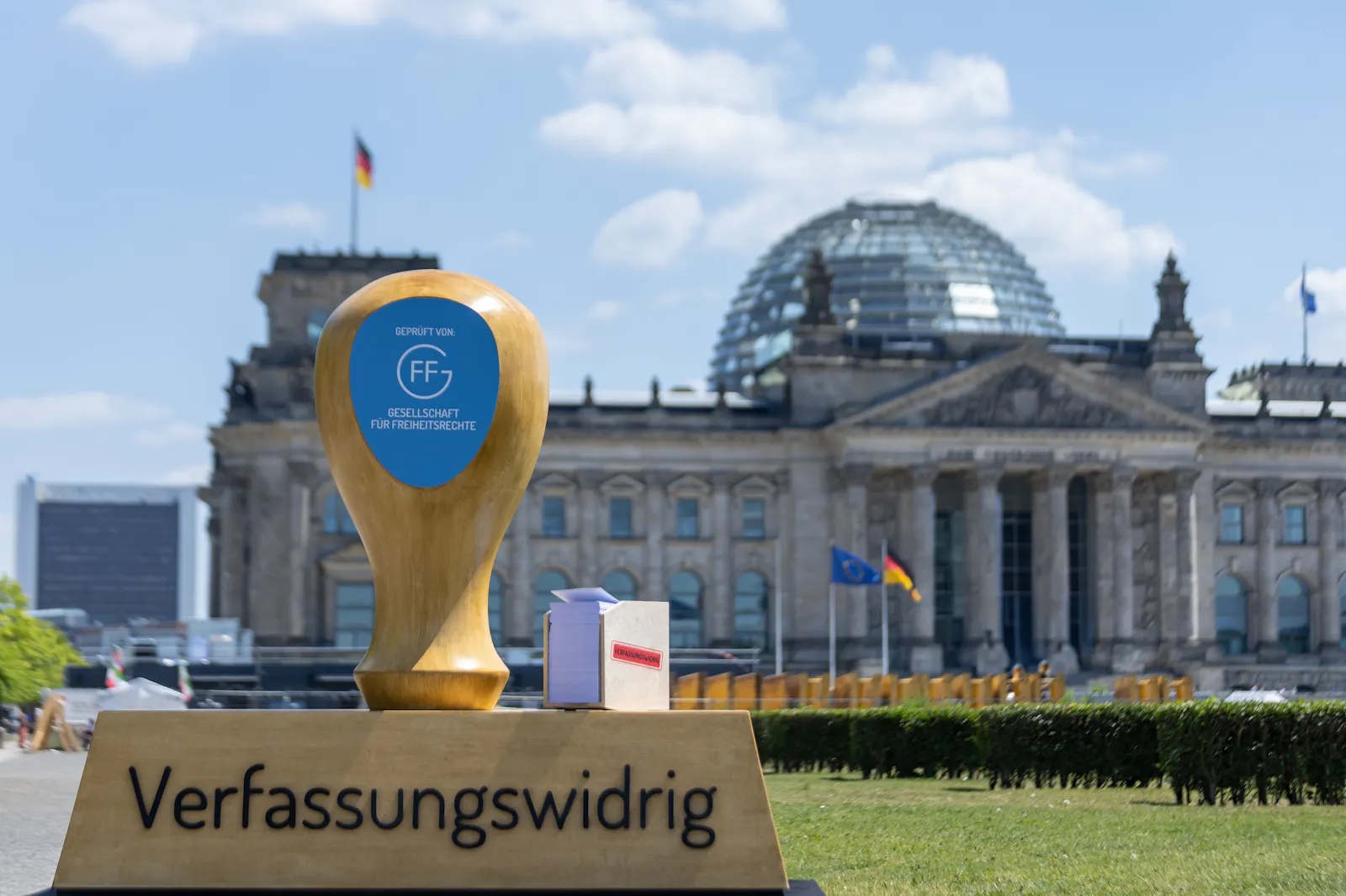 Ein großer Stempel mit "verfassungswidrig". Foto: Bernhard Leitner I Gesellschaft für Freiheitsrechte