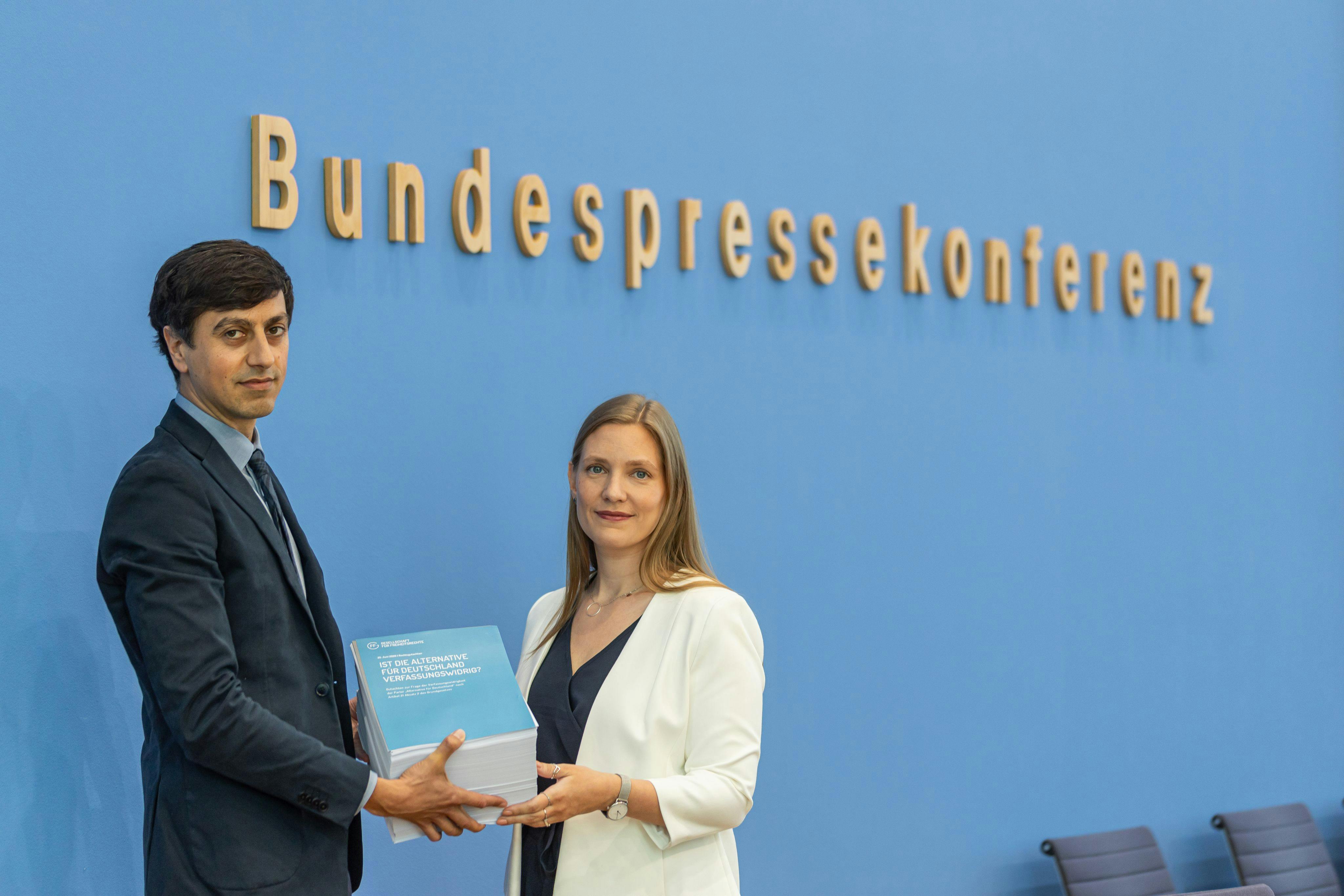 Bijan Moini und Dana-Sophia Valentiner von der Gesellschaft für Freiheitsrechte bei der Präsentation des AfD-Gutachtens. Foto: Bernhard Leitner I Gesellschaft für Freiheitsrechte
