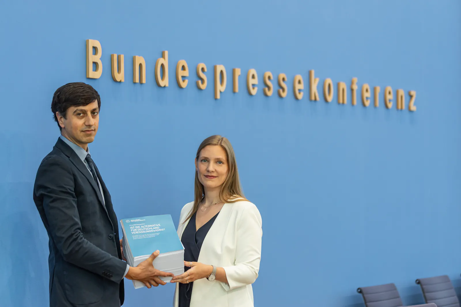 Bijan Moini und Dana-Sophia Valentiner von der Gesellschaft für Freiheitsrechte bei der Präsentation des AfD-Gutachtens. Foto: Bernhard Leitner I Gesellschaft für Freiheitsrechte