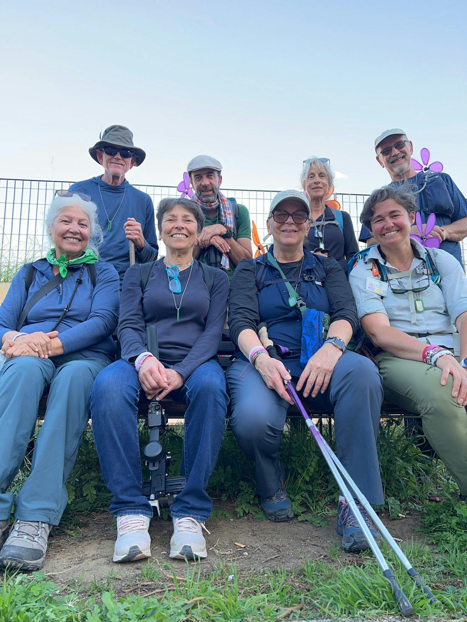 Il gruppo che ha camminato insieme da Viterbo a Roma. Foto sulla ciclabile a Roma. da sin Maria, Grazia, Eileen, Sara, Duane, Ettore, Sheila, Al