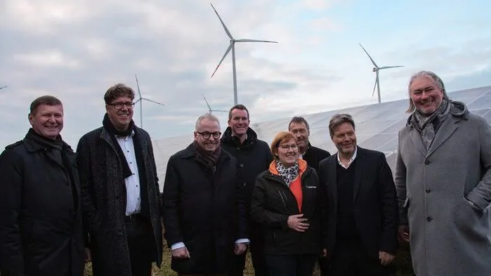 Wo die Energiewende in der Lausitz begann, stehen Landrat Siegurd Heinze (li.) und Parkbetreiber Heinrich Gärtner (re.) mit Besuch aus Berlin. Foto: GP Joule