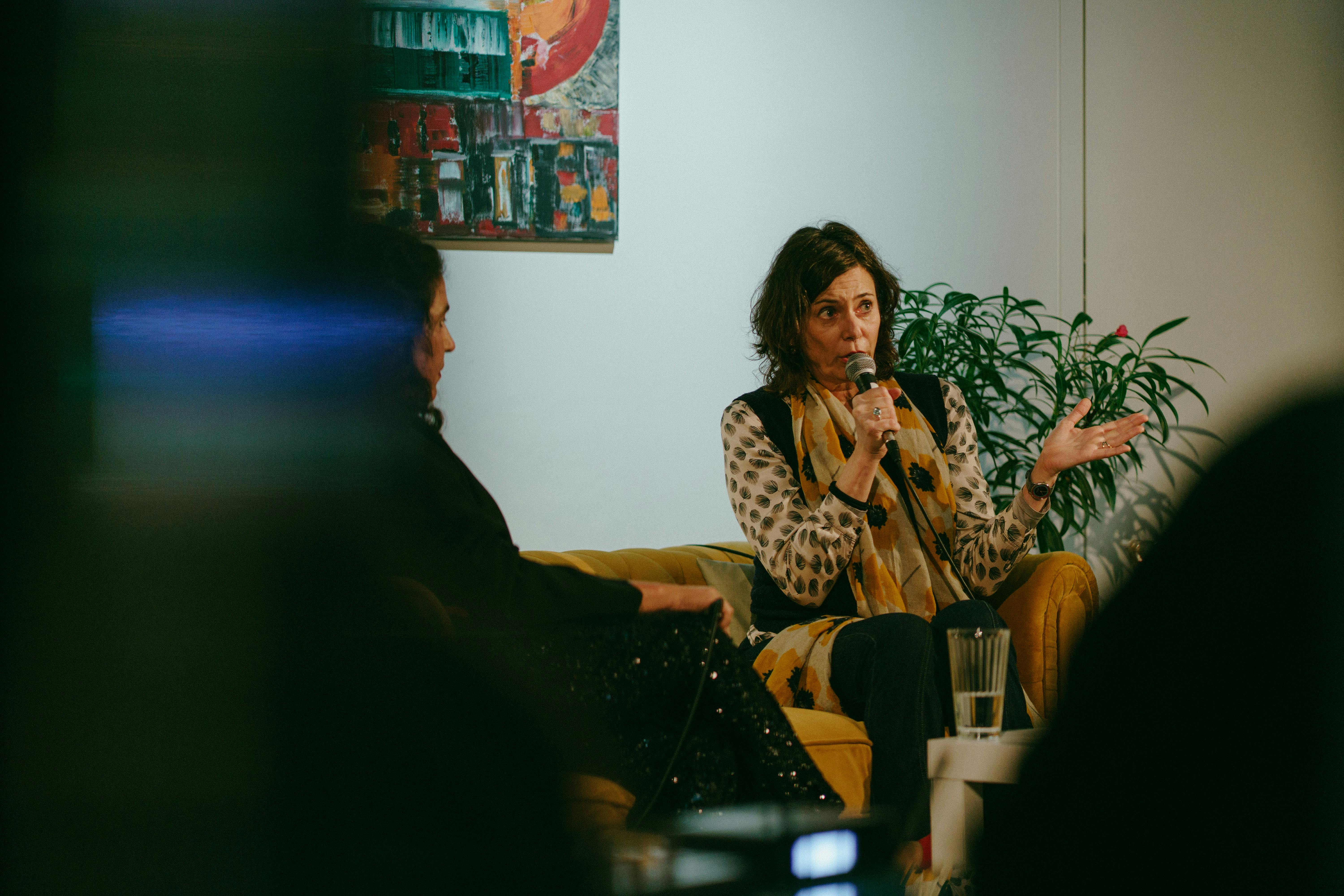 Foto von Eva Menasse auf dem Goldenen Sofa
