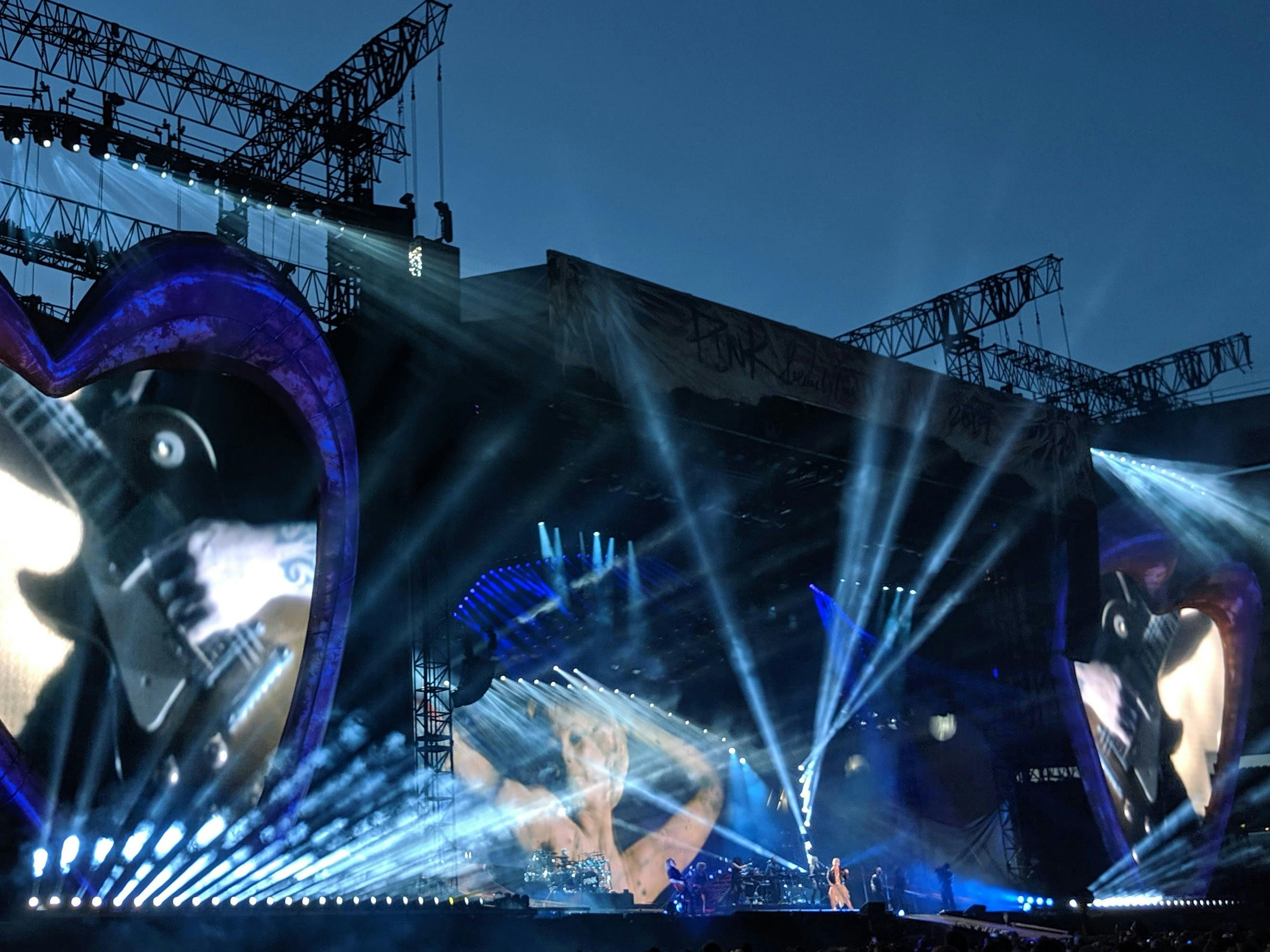 Die Hauptbühne beim Kesselfestival ist zwar nicht ganz so groß und voller Technik wie die von Pink bei ihrem Konzert im Stadion vor einigen Jahren - aber Cro (Freitagabend) oder Shirin David (Samstagabend) gleichen das locker aus. Foto: Jürgen Brand