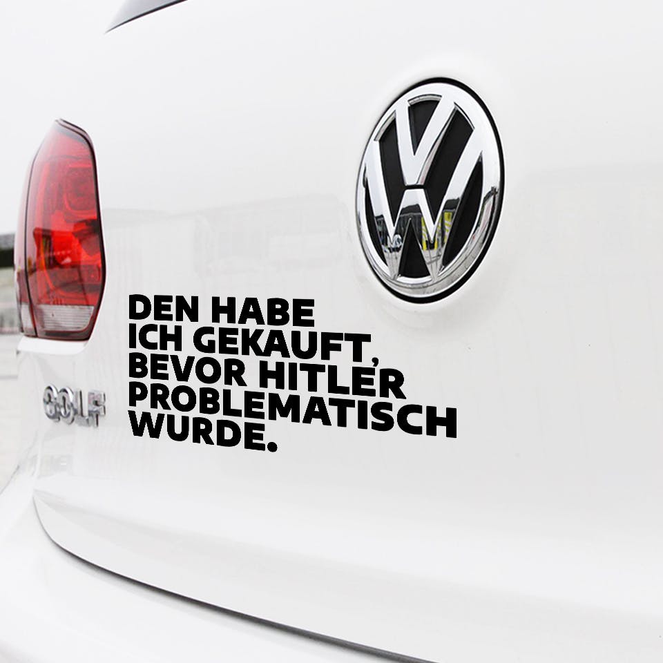 Rückseite eines VW-Golf auf der ein Sticker klebt. 
Text auf dem Sticker: Den habe ich gekauft, bevor Hitler problematisch wurde.