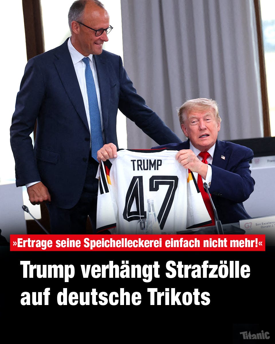 Friedrich Merz klopft Donald Trump auf die Schulter, der ein Deutschland-Trikot hochhält, auf dessen Rücken "Trump" und die Nummer 47 prangen. Darunter steht: "'Ertrage seune Speichelleckerei einfach nicht mehr!' Trump verhängt Strafzölle auf deutsche Trikots".