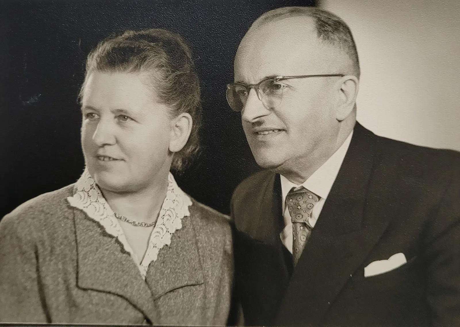 Schwarz-weiß-Bild zeigt Ehepaar in mittlerem Alter, ca. 50er Jahre des 20. Jahrhunderts.