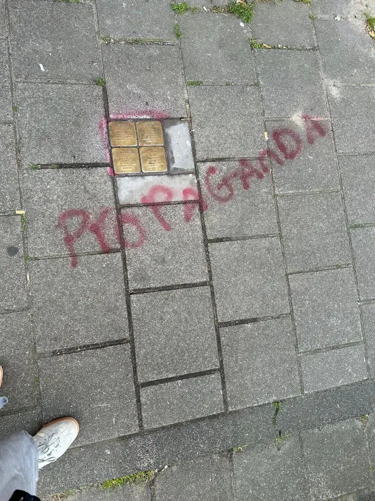 In Amsterdam wurden vor sieben Tagen mehrere Stolpersteine mit roter Farbe beschmiert. Über die Gedenktafeln, die an deportierte und ermordete Jüdinnen und Juden erinnern, sprühte jemand das Wort „Propaganda“.