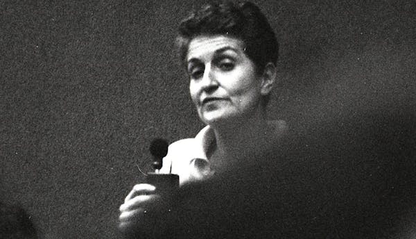 Schwarz-Weiß-Foto von Lia Cigarini mit ungefähr 40 Jahren