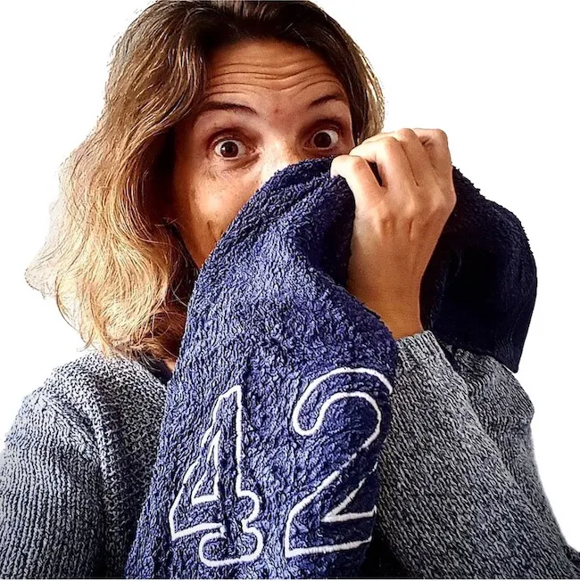 Christine Piontek mit einem blauen Handtuch, auf dem eine gestickte 42 zu sehen ist.