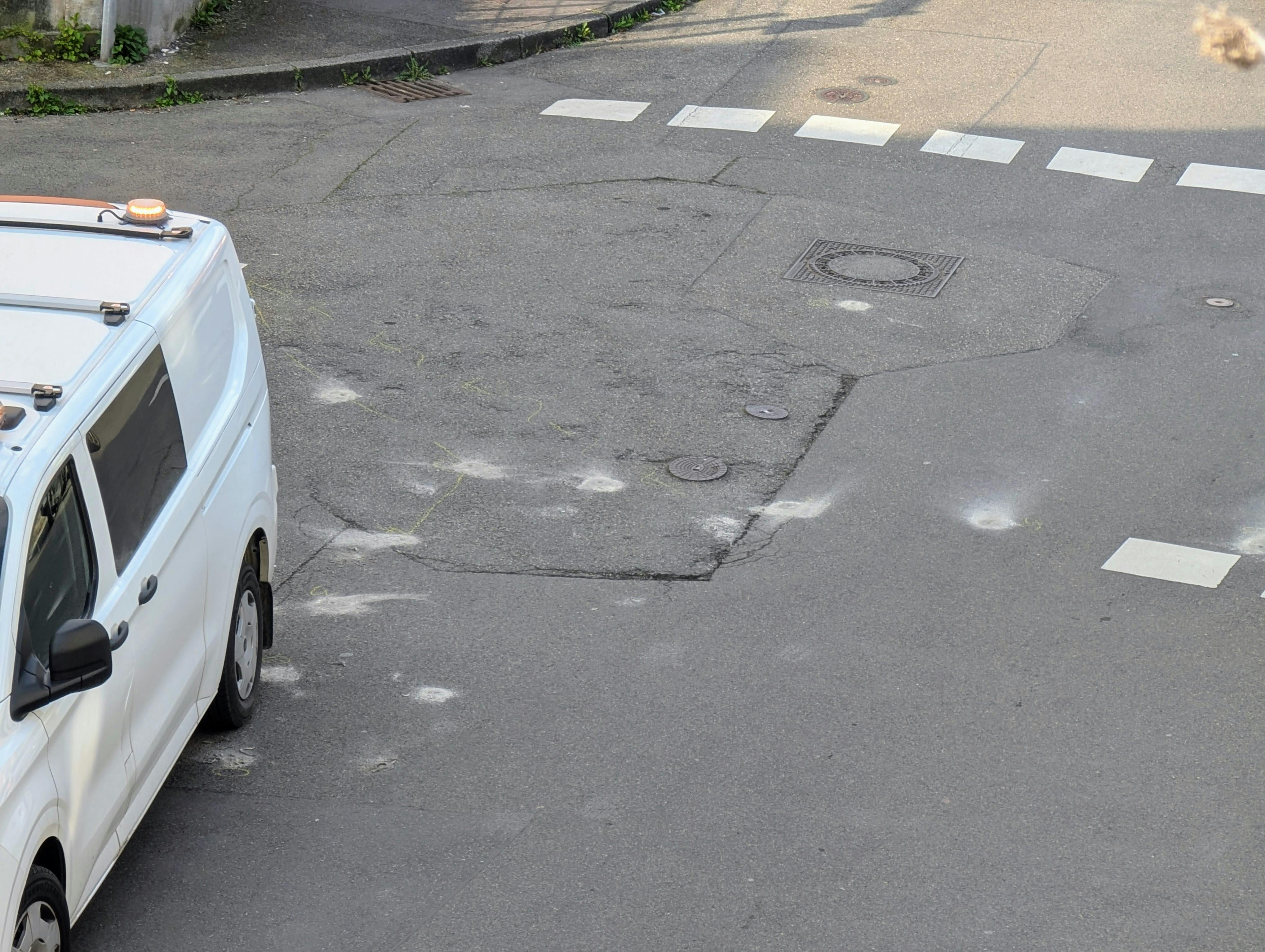 Viele kleine Bohrlöcher auf der Schurwaldstraße. Foto: Jürgen Brand