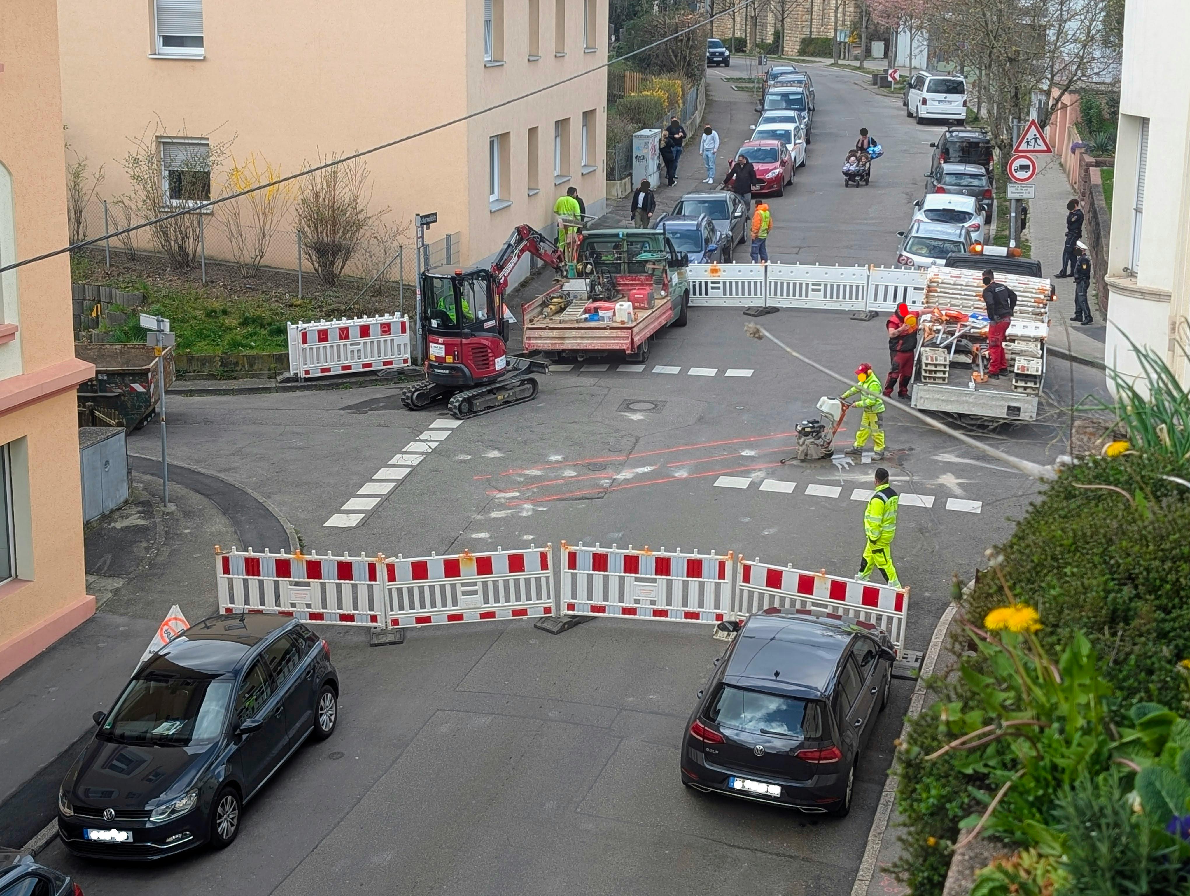Hier ist eine Gasleitung undicht. Die Schurwaldstraße ist an der Kreuzung Krauchenweg bis auf weiteres gesperrt, der Krauchenweg auch. Foto: Jürgen Brand