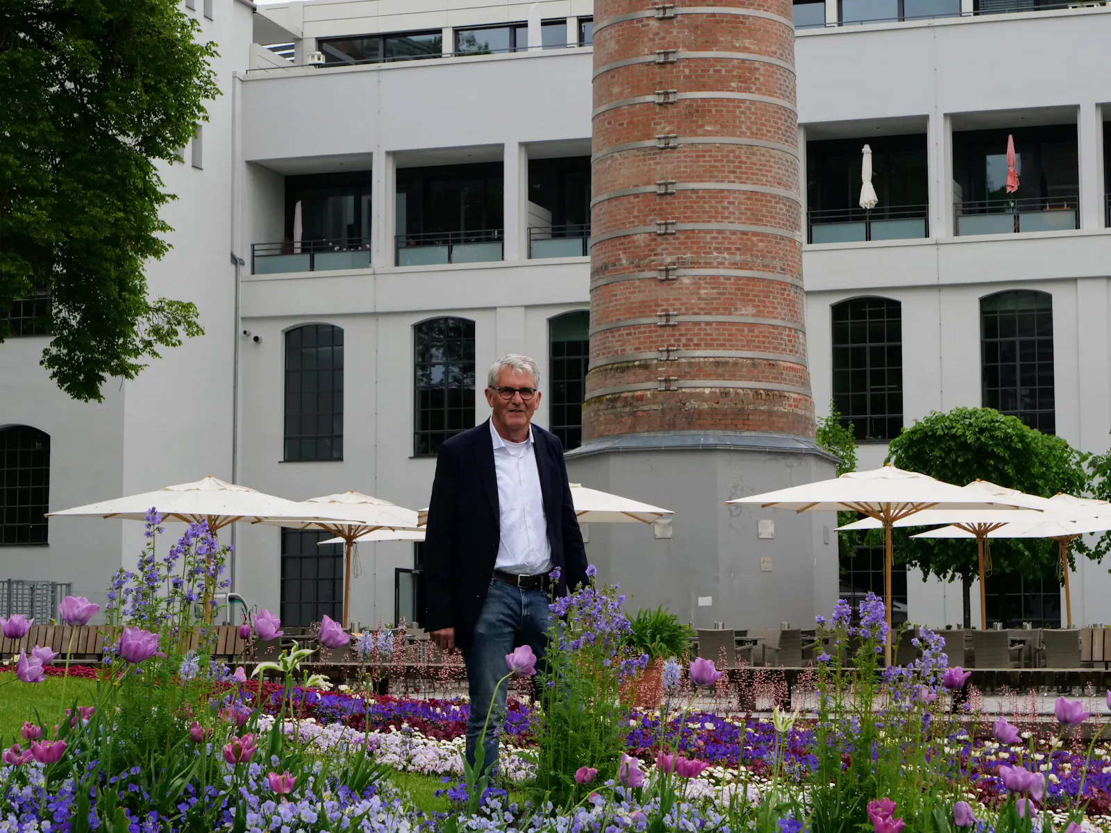 Der Gartenschau-Chef Karl-Eugen Ebertshäuser ist froh, dass der Kamin noch steht. Foto: Jürgen Brand