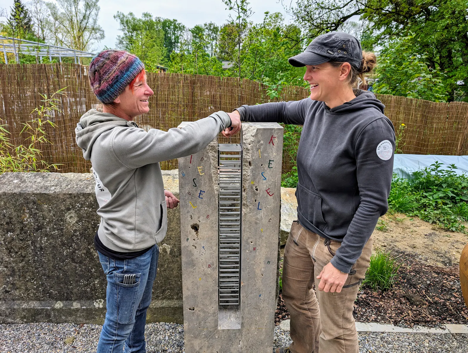 Steinmetzkunst: Meisterin Steffi Schneider und Gesellin Conny Stark an einem ihrer klingenden Werke. Von Jürgen Brand