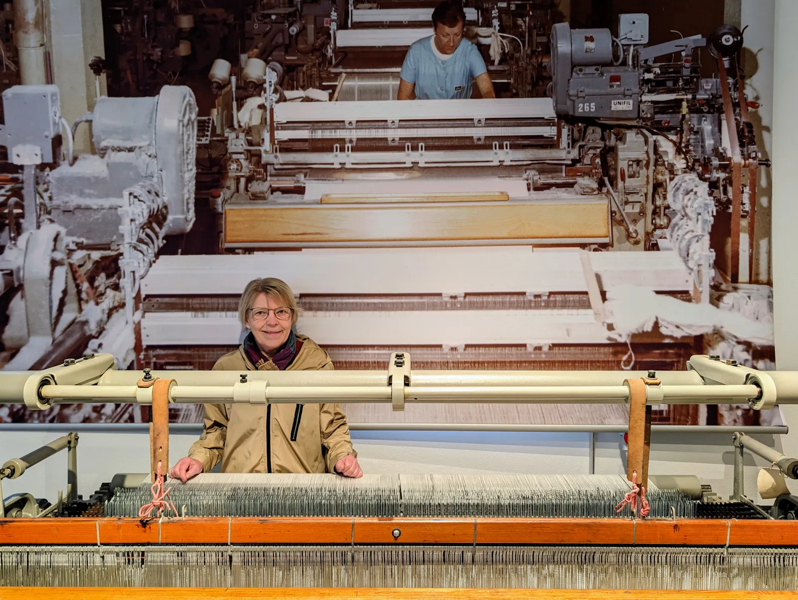 Helga Mayer in "ihrem" Spinnerei-Museum. Foto: Jürgen Brand