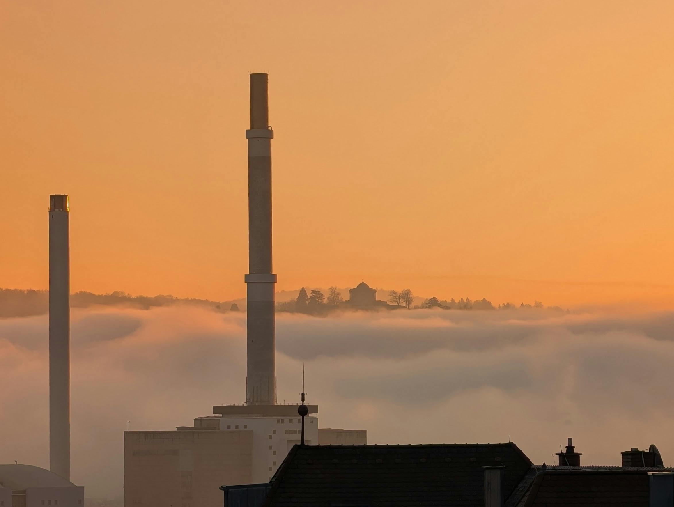 Die Grabkapelle beim Sonnenaufgang über dem Morgennebel im Neckartal, von Gaisburg aus gesehen. Foto: Jürgen Brand