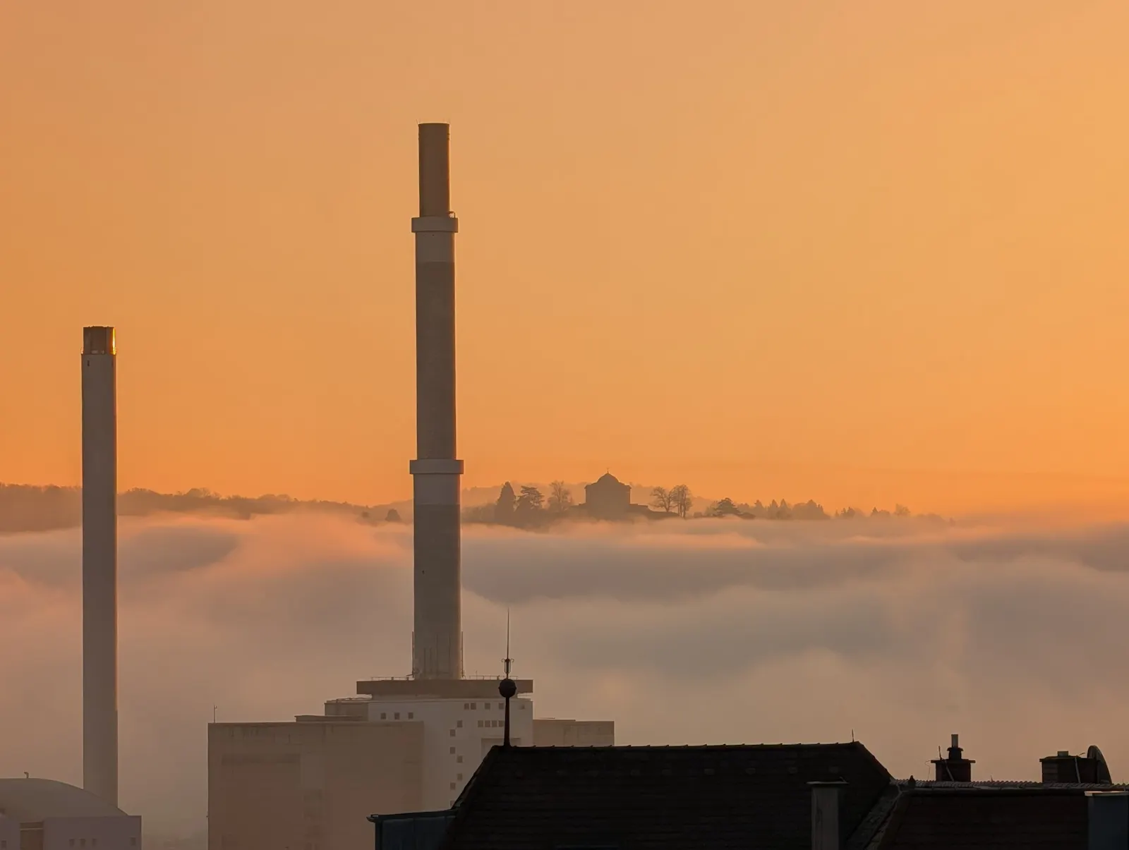 Die Grabkapelle beim Sonnenaufgang über dem Morgennebel im Neckartal, von Gaisburg aus gesehen. Foto: Jürgen Brand