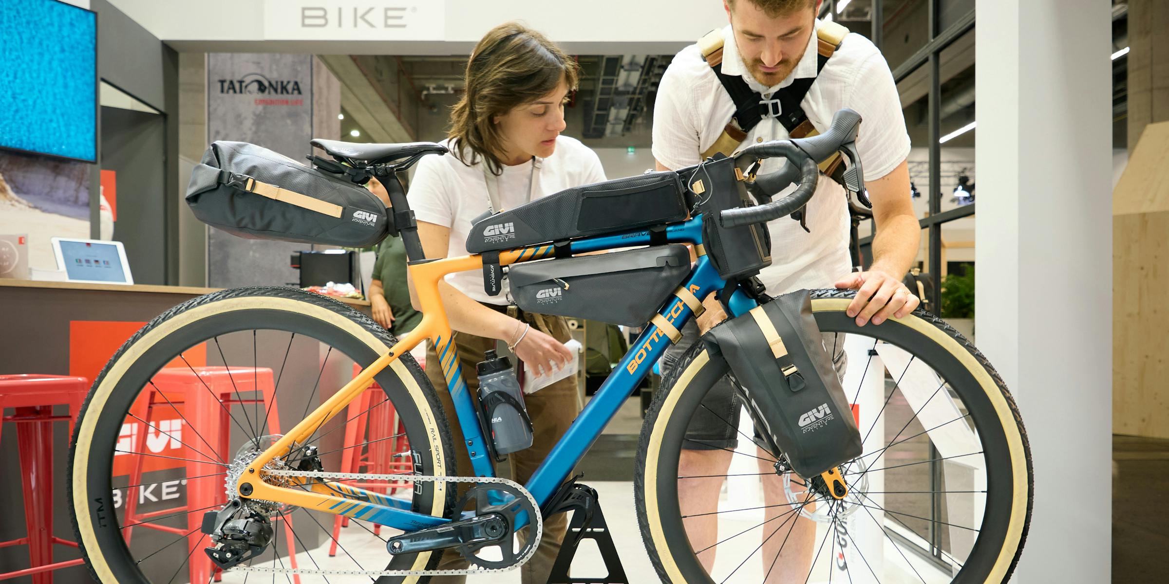 Zwei Menschen betrachten ein Fahrrad auf der Fahrradmesse Eurobike.