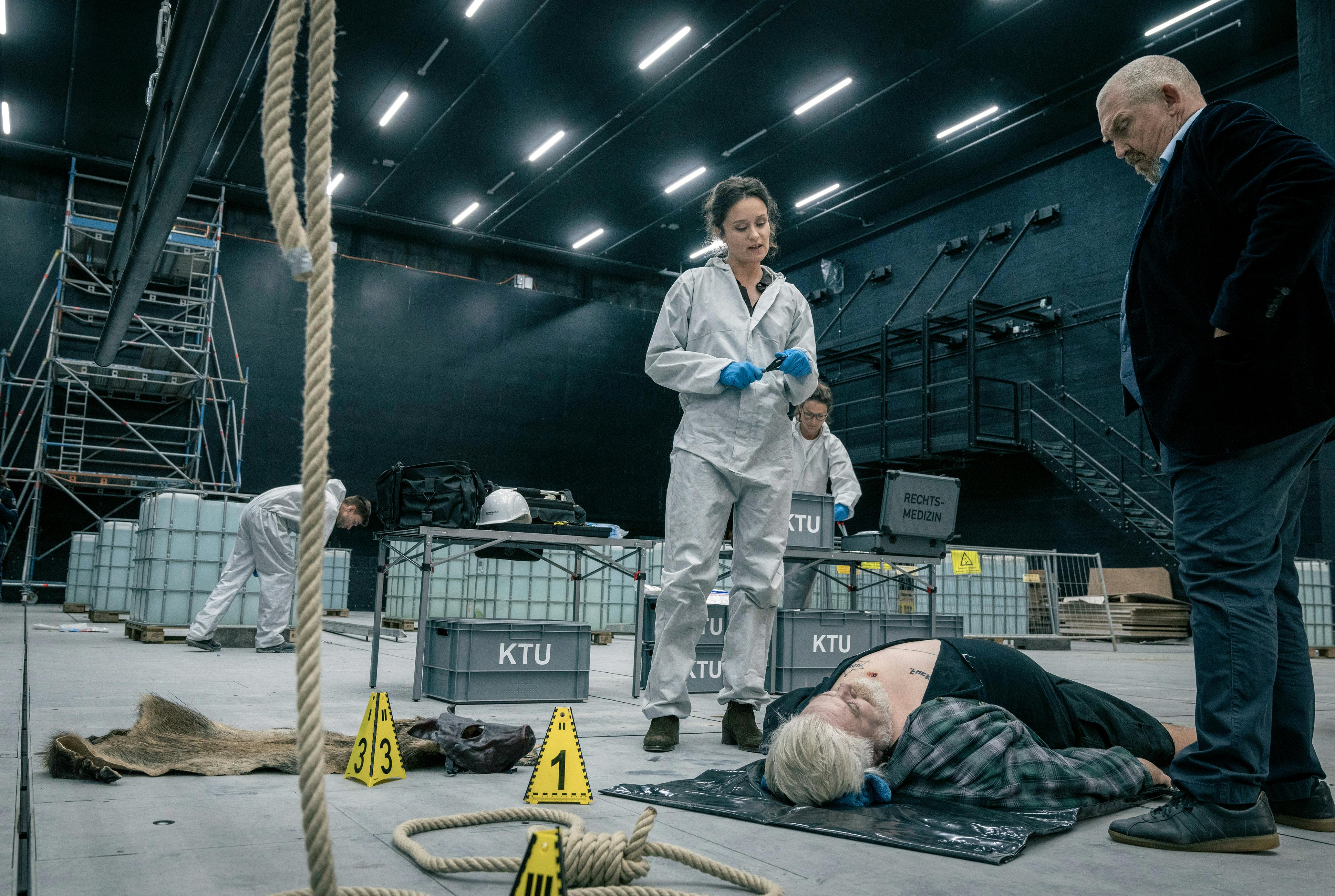 Die KTU-Leiterin Natalie Försten (Tinka Fürst) hat den zweiten Leiche untersucht. Und auch hier ist der Fundort nicht Tatort, erklärt sie Kommissar Freddy Scheink (Diermar Bär). Bei dem Toten handelt es sich um den Schuhmacher Willi Köpke (Aljoscha Stadelmann).

© WDR/Thomas Kost