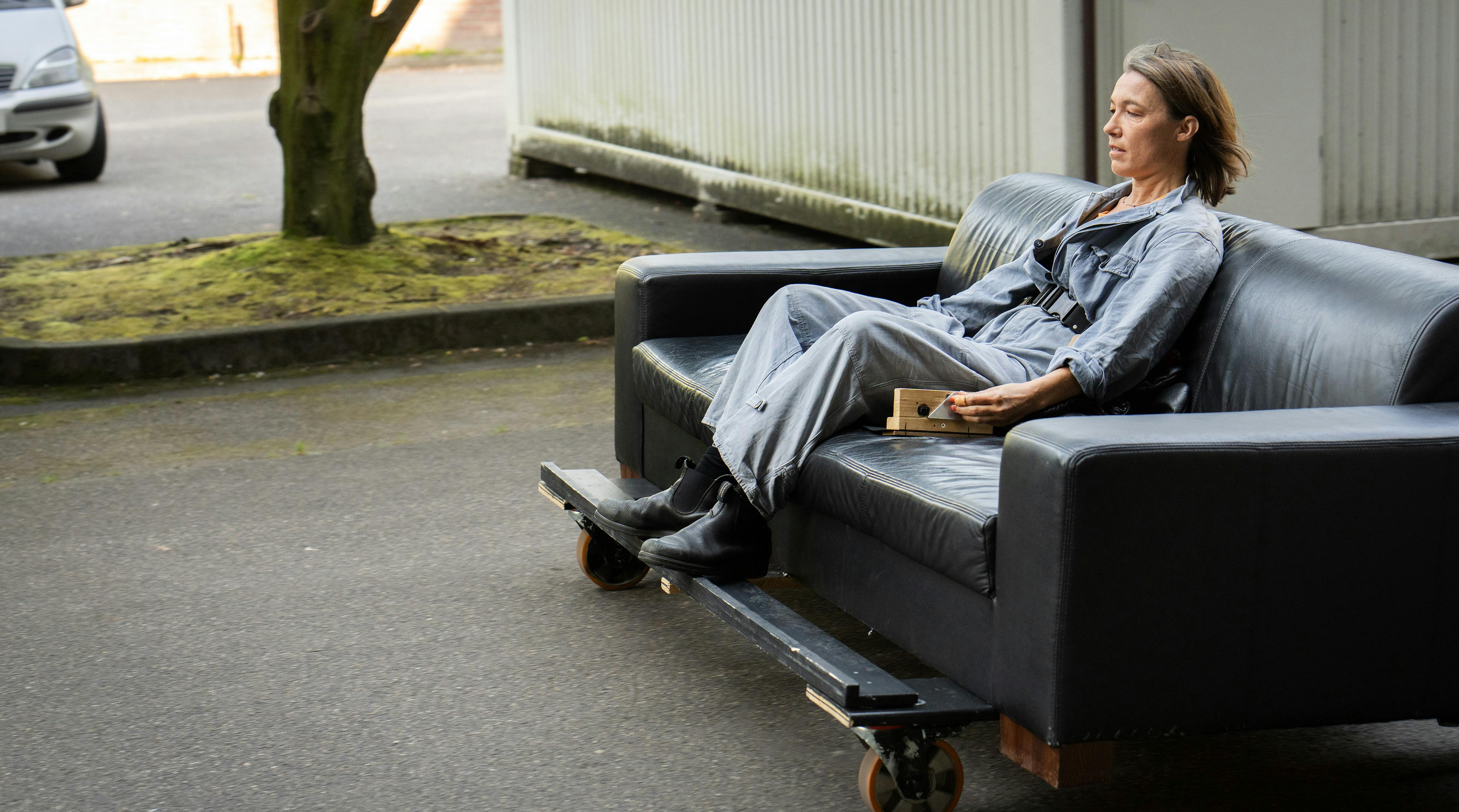 Bester Auftritt:  Eva Krüger (Katja Bürkle), das Schweizer Taschenmesser der Oper, auf mobiler Couch // © WDR/Thomas Kost