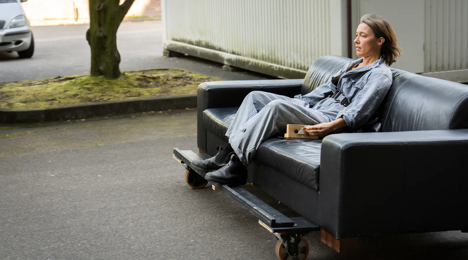 Bester Auftritt: Eva Krüger (Katja Bürkle), das Schweizer Taschenmesser der Oper, auf mobiler Couch // © WDR/Thomas Kost