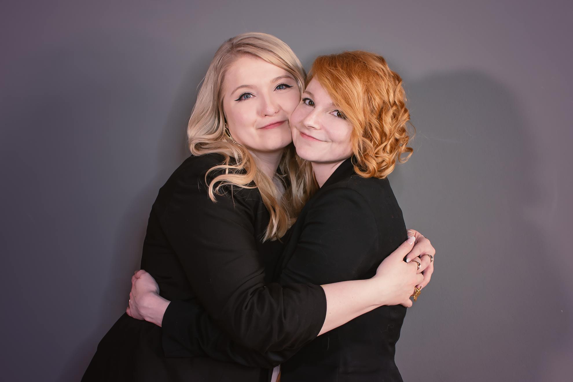 Rieke und Stephie, die sich umarmen und glücklich in die Kamera lächeln.