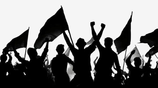 stilisierte Demo-Szene, schwarze Personen und Fahnen vor weißem Hintergrund, erhobene Fäuste