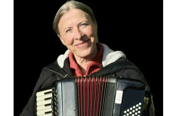 Steffi Zachmeier mit dem Akkordeon lächelt in die Kamera. Foto: Thomas Voglert
