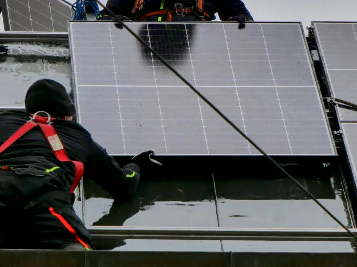 Die Stadt Stuttgart hat die Fördermöglichkeiten für Solaranlagen und Balkonkraftwerke verbessert. Foto: Jürgen Brand