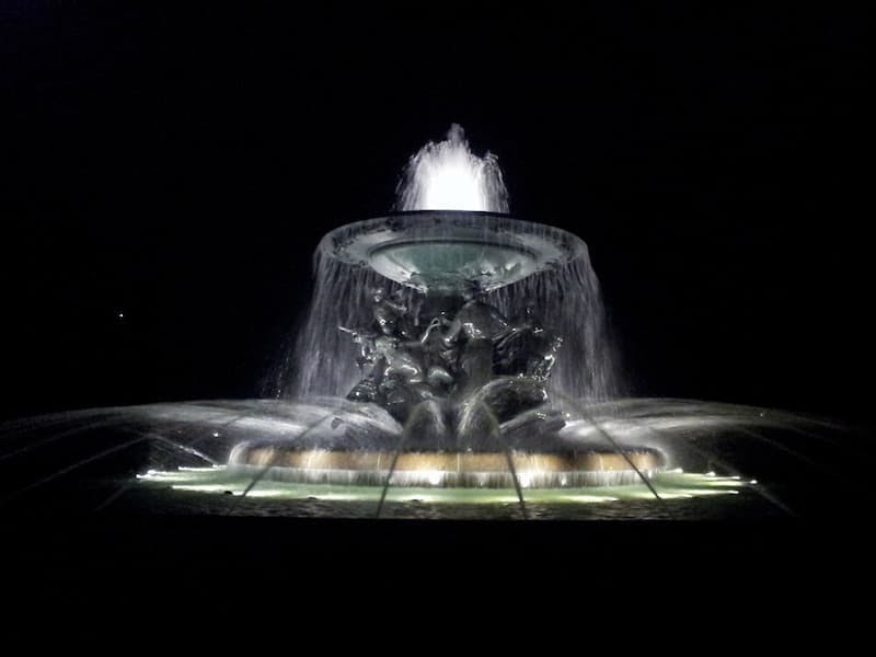 Brunnen in Dresden bei Nacht