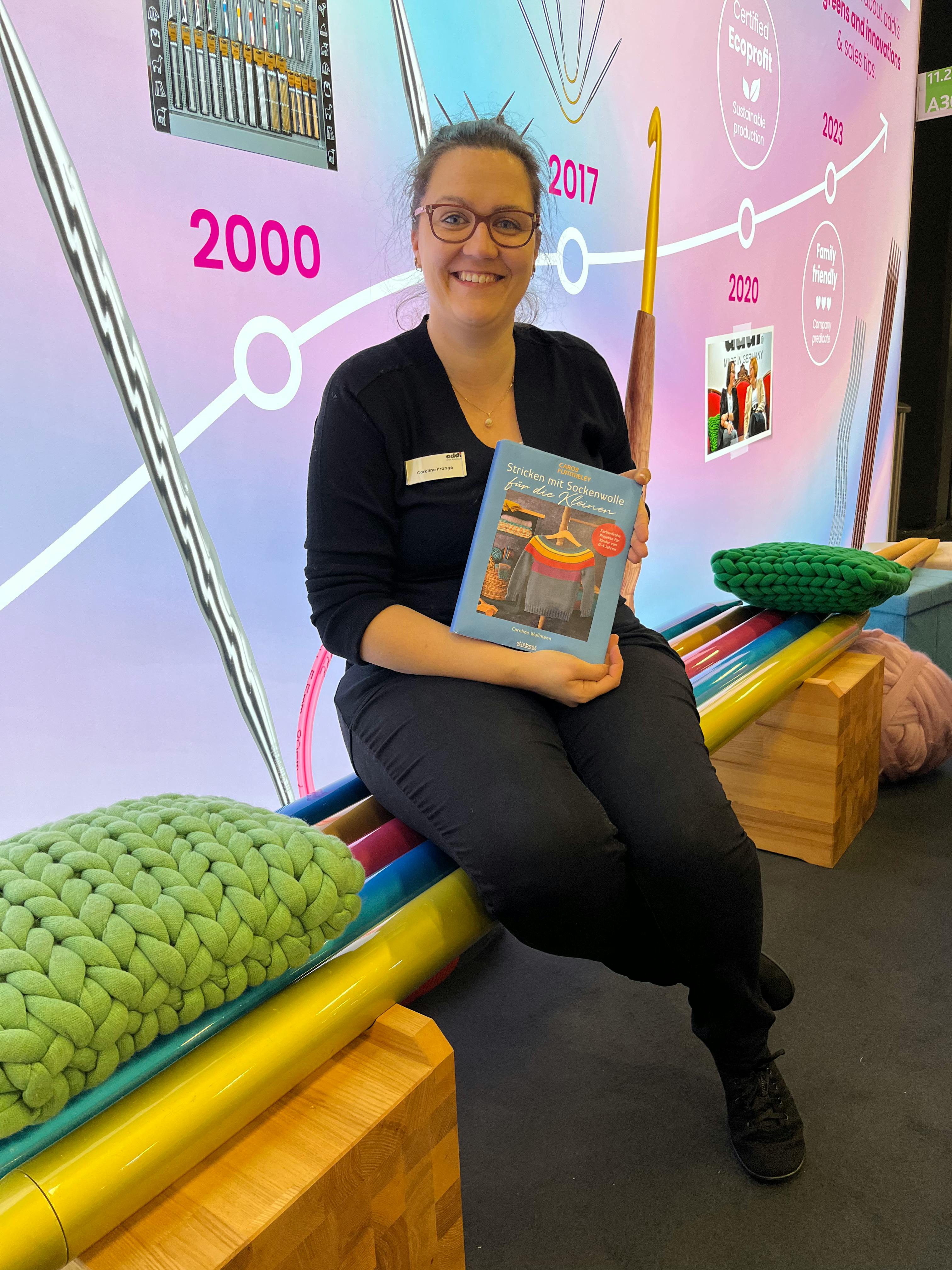 Caro mit ihrem Buch auf der hhcologne2025