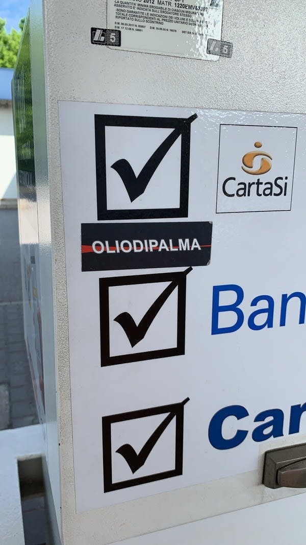 Gli adesivi dal benzinaio