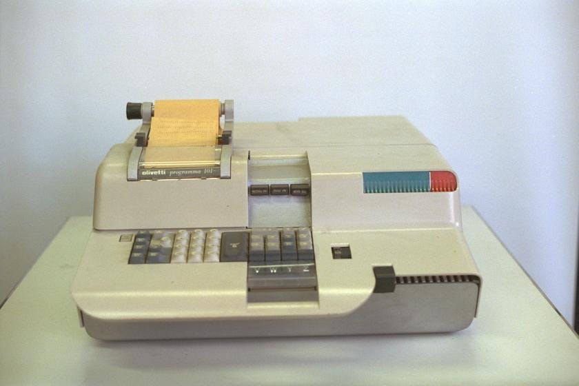 Modello della Programma 101
"“Desk-top Computer is Typewriter Size”: con questo titolo, il 23 ottobre 1965, la rivista americana Business Week accoglie la Olivetti Programma 101 alla sua presentazione al Bema, esposizione di macchine per ufficio di New York. Pier Giorgio Perotto e i suoi collaboratori hanno realizzato il primo computer da tavolo al mondo, i cui concetti di base sono simili a quelli dei personal computer di oggi. La macchina è esposta al MOMA (The Museum of Modern Art) di New York nella sezione Architettura e Design." da Tecnologi@mente