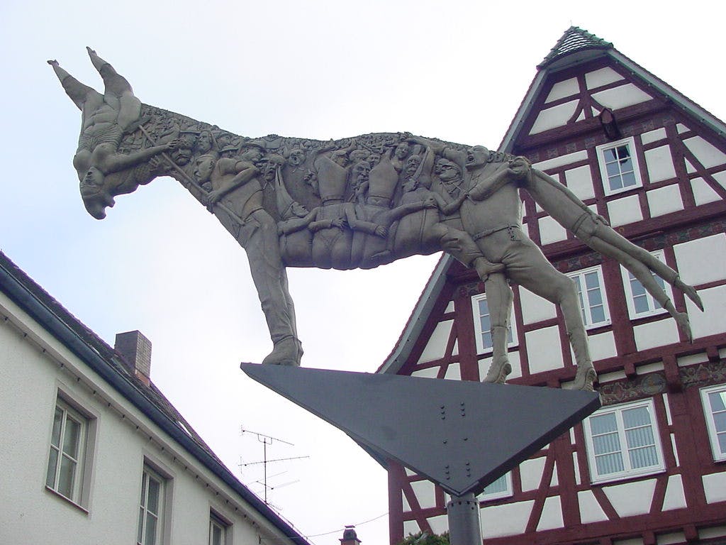 Die Eselskulptur (nach Wielands "Der Prozess um des Esels Schatten") von Peter Lenk auf dem Marktplatz von Biberach an der Riß