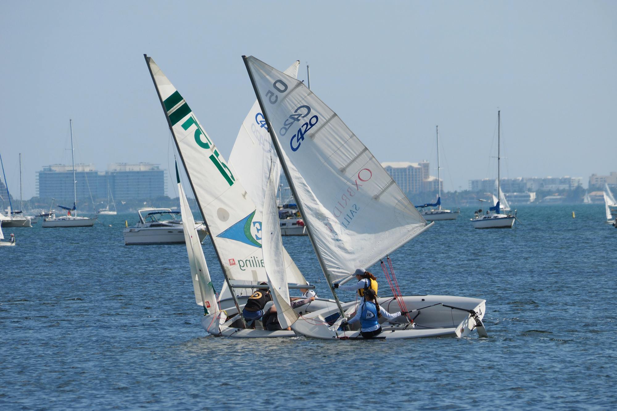 Highschool-Regatta in der Biscayne Bay vor Miami, Florida (im Windschatten segeln)