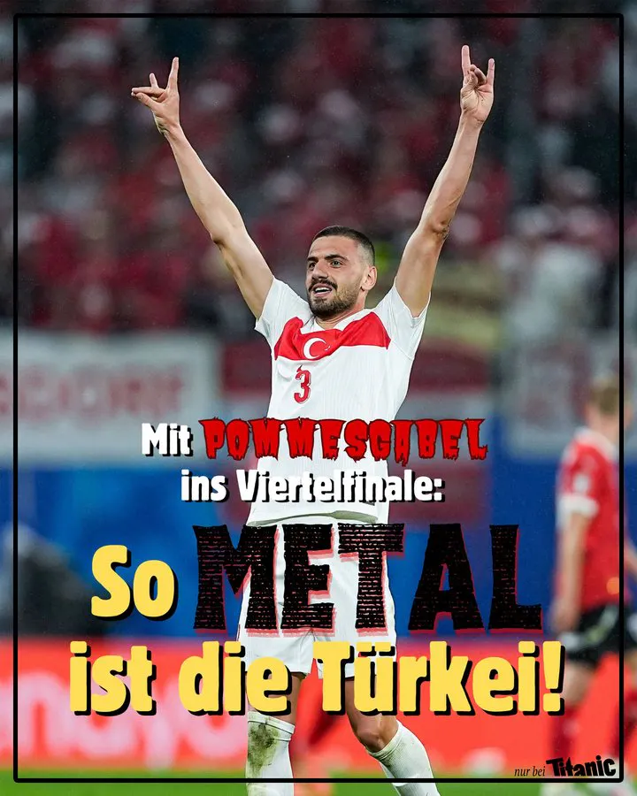 Merih Demiral macht beim EM-Achtelfinalspiel der türkischen gegen die österreichische Nationalmannschaft den Wolfsgruß. Darunter der Text: "Mit Pommesgabel ins Viertelfinale: So Metal ist die Türkei!"