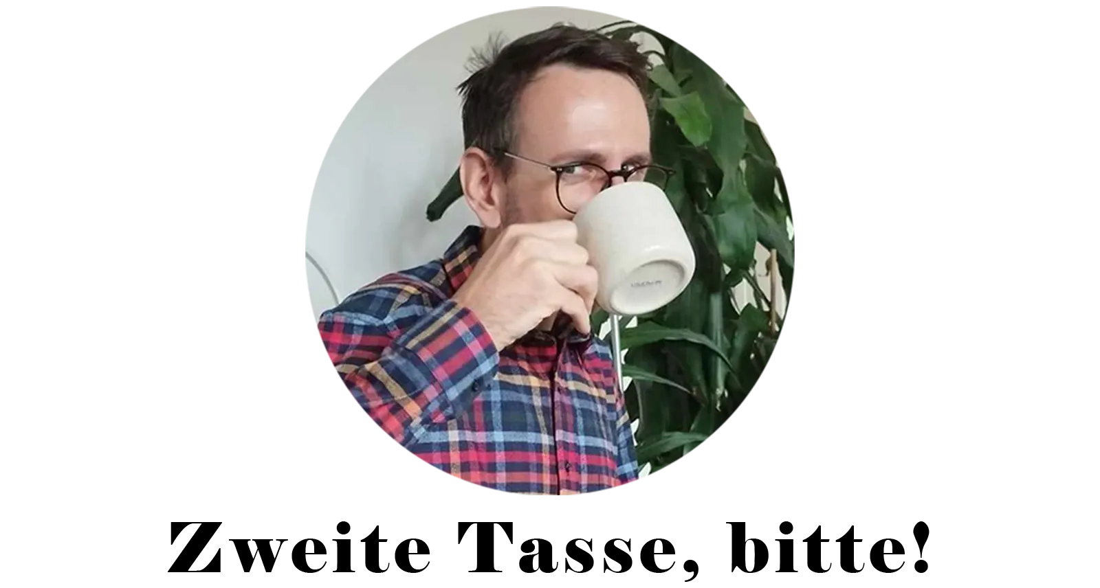 Torsten Gaitzsch trinkt eine Tasse Kaffee und schaut in die Kamera