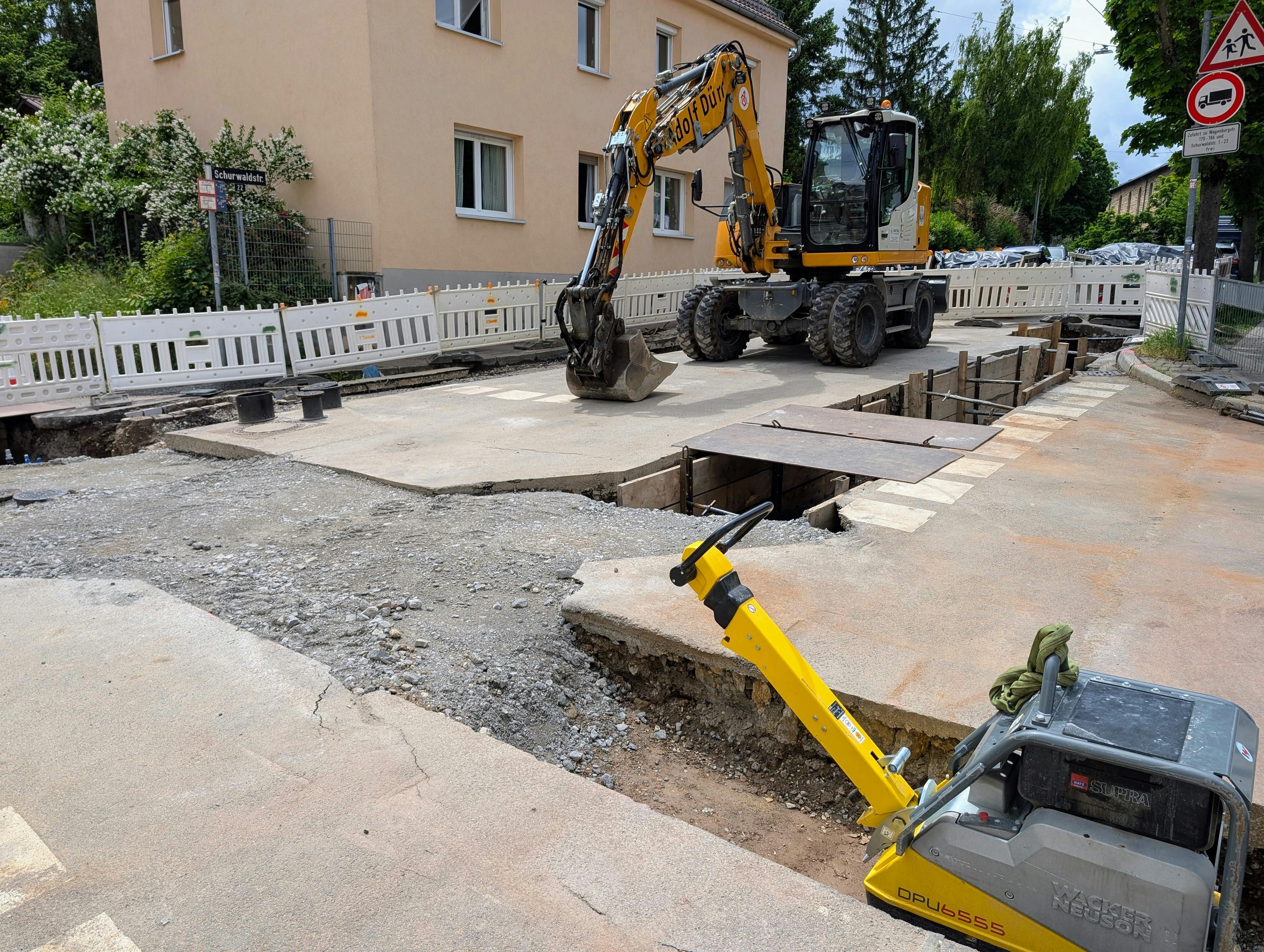 An der Kreuzung Schurwaldstraße / Krauchenweg werden die Leitungsgruben nach und nach wieder aufgefüllt. Foto: Jürgen Brand